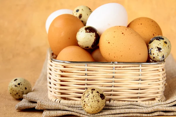 Grupo de ovos de galinha marrom e branca em uma cesta de vime — Fotografia de Stock