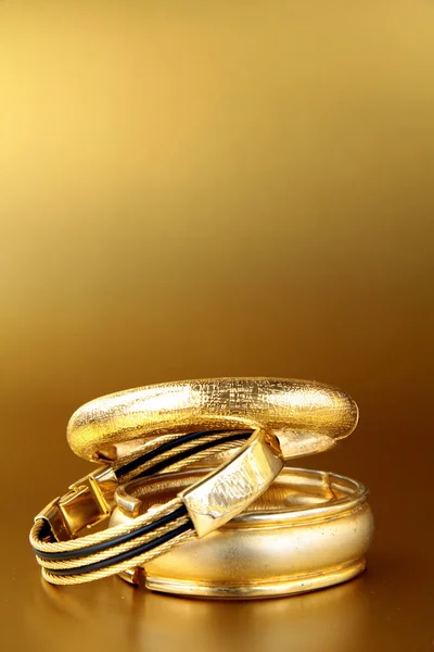 Bijoux, bracelets et chaînes en or — Photo
