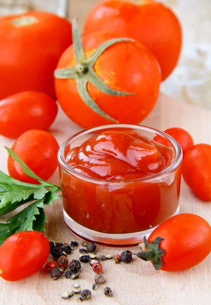 Tomato sauce, ketchup with fresh tomatoes — Stock Photo, Image
