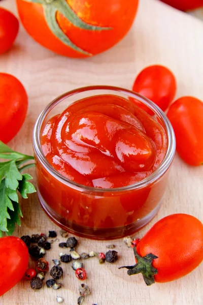 Tomatensauce, Ketchup mit frischen Tomaten — Stockfoto
