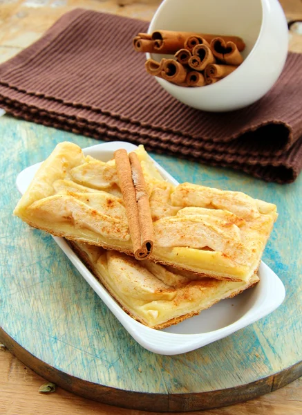 Domácí jablečný koláč a skořice stick — Stock fotografie