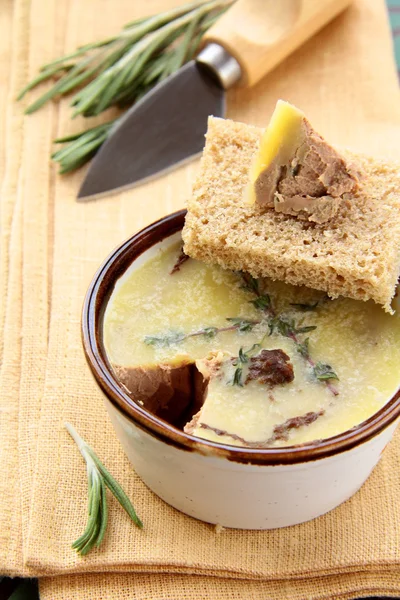 Homemade chicken liver pate on a piece of bread — Stock Photo, Image