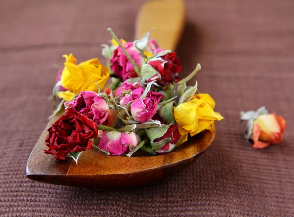 Ξερό τριαντάφυλλο χίπσον ένα ξύλινο τραπέζι — Φωτογραφία Αρχείου