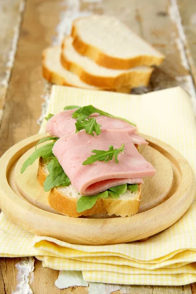Delizioso panino con prosciutto sul tavolo di legno — Foto Stock
