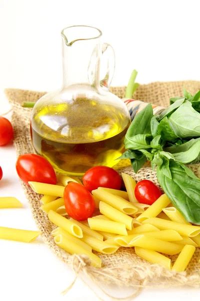 Базилик, макароны и оливковое масло - натюрморт в итальянском стиле — стоковое фото