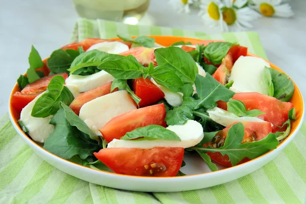 Ensalada Caprese italiana tradicional mozzarella con tomates y albahaca —  Fotos de Stock
