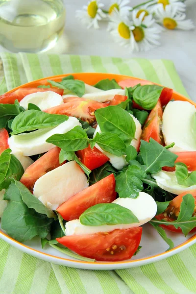 Ensalada Caprese italiana tradicional mozzarella con tomates y albahaca —  Fotos de Stock