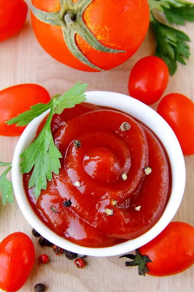 Tomatová omáčka, kečup s čerstvými rajčaty — Stock fotografie