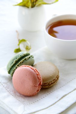 arka planda çay seti ile geleneksel Fransız macarons