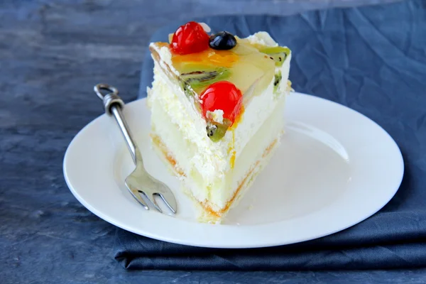 Досить смачний шматочок торта на красивій тарілці — стокове фото