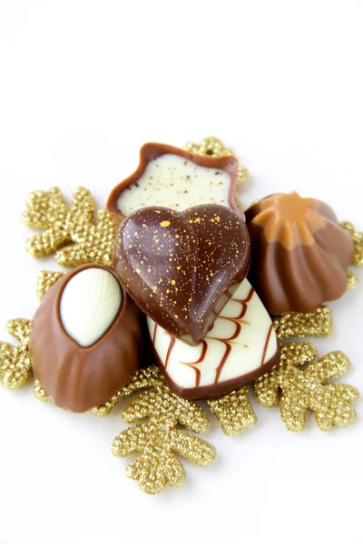 Praline chocolate no fundo branco — Fotografia de Stock