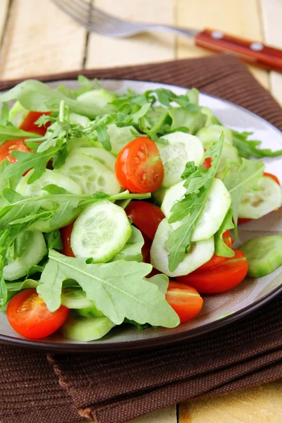 Салат с рукколой и помидорами черри — стоковое фото