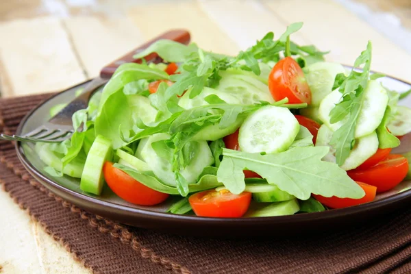 Salat mit Rucola und Kirschtomaten — Stockfoto