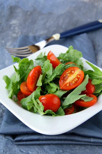 Salada com arugula e tomate cereja — Fotografia de Stock