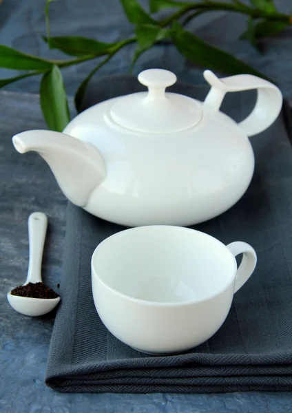 छोटे सफेद चाय कप और ग्रे पृष्ठभूमि पर एक केटल — स्टॉक फ़ोटो, इमेज