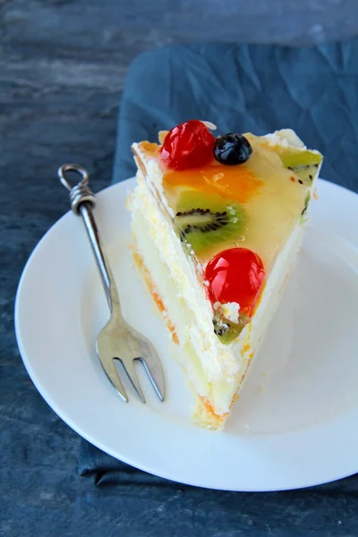 아름 다운 접시에 꽤 맛 있는 케이크 조각 — 스톡 사진