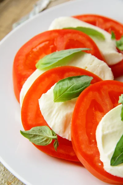 Traditionella italienska caprice sallad tomat mozzarellaost och basilika — Stockfoto