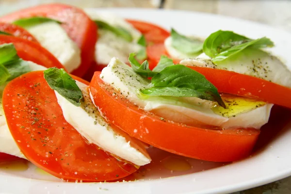 Traditionella italienska caprice sallad tomat mozzarellaost och basilika — Stockfoto