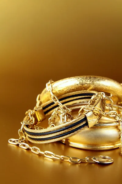Золотые украшения, браслеты и цепи — стоковое фото
