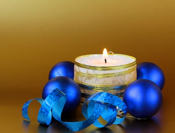 Weihnachtskomposition mit Kerze und Dekoration — Stockfoto