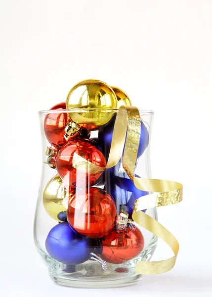 Glas fyllda med färgglada holiday ornament och Juldekoration över — Stockfoto