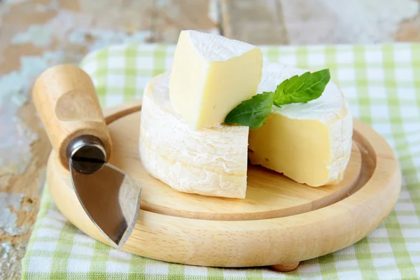 Τυρί καμαμπέρ σε μια ξύλινη πινακίδα και βότανα — Φωτογραφία Αρχείου