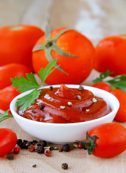 Salsa de tomate, ketchup con tomates frescos — Foto de Stock