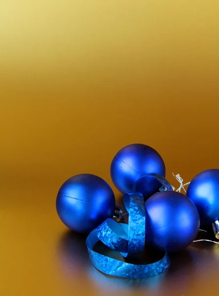 Joulu pallo kulta nauha keula — kuvapankkivalokuva
