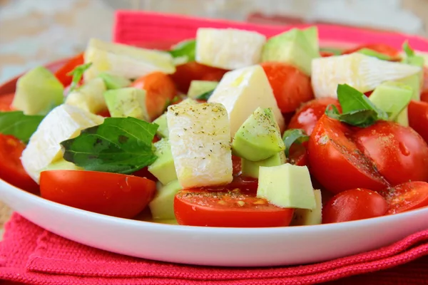 Салат с сыром камамбер и помидор — стоковое фото