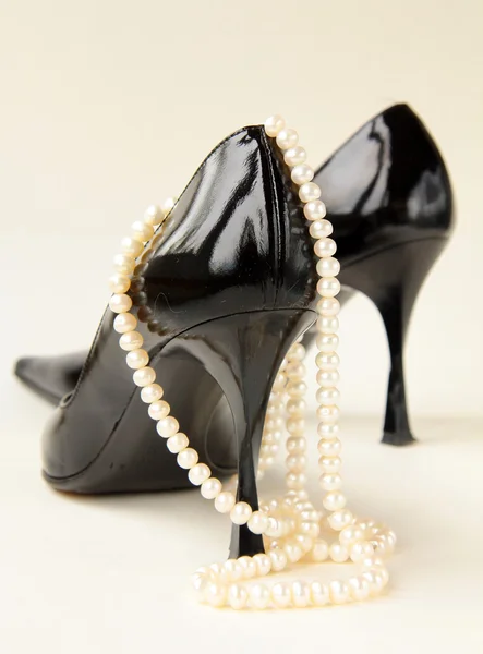 Černé ženy boty s vláknem perel — Stock fotografie