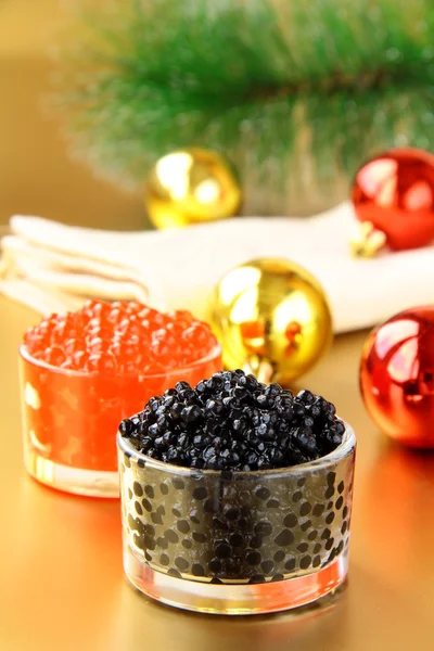 Rode en zwarte kaviaar in glazen potten — Stockfoto