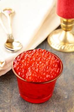 kaşık ile taze kırmızı havyar