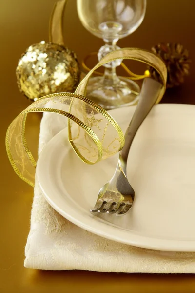 Krásná a elegantní zlaté prostírání k Vánocům či oslavy — Stock fotografie