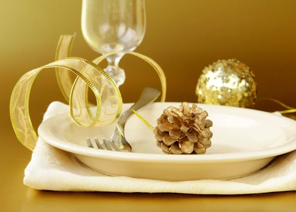 Mooi en elegant gouden couvert voor Kerstmis of feesten — Stockfoto