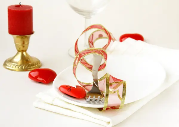 Cadre de table romantique et élégant avec des cœurs — Photo