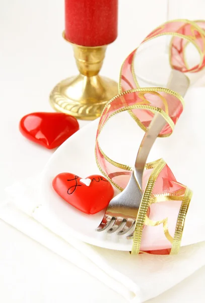 Романтическая и элегантная сервировка стола с сердцем — стоковое фото