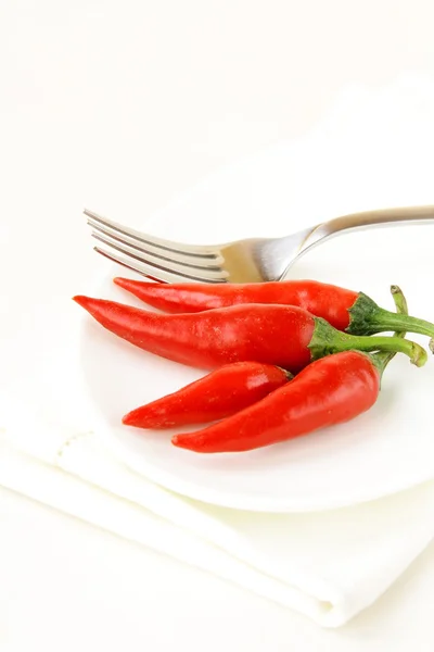 Peperoni piccanti su piatto bianco — Foto Stock