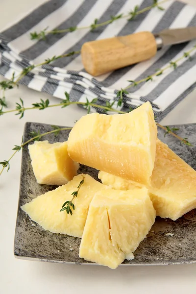 Parmesan peyniri ahşap bir masada bıçakla — Stok fotoğraf