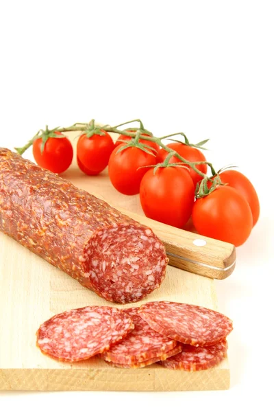 Verse worst, salami op witte achtergrond — Stockfoto