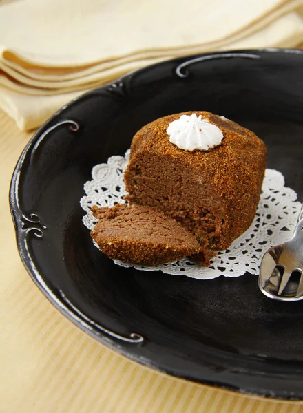 A piece of chocolate cake with vanilla cream — Stock Photo, Image