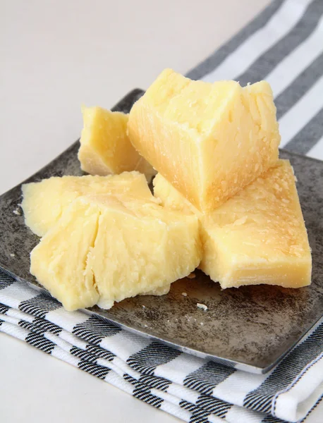 ナイフ付きの木のテーブルの上のパルメザンチーズ — ストック写真