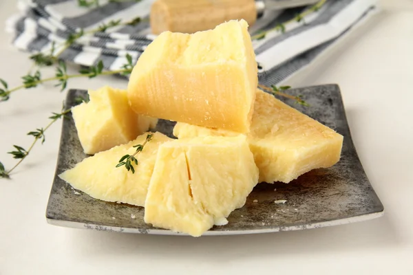 Сыр пармезан на деревянном столе с ножом — стоковое фото