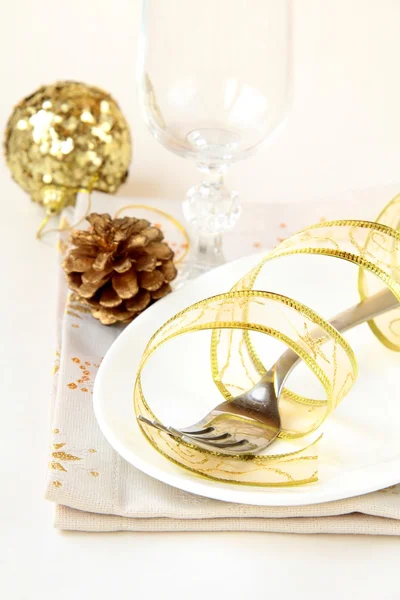 Mooi en elegant gouden couvert voor Kerstmis of feesten — Stockfoto