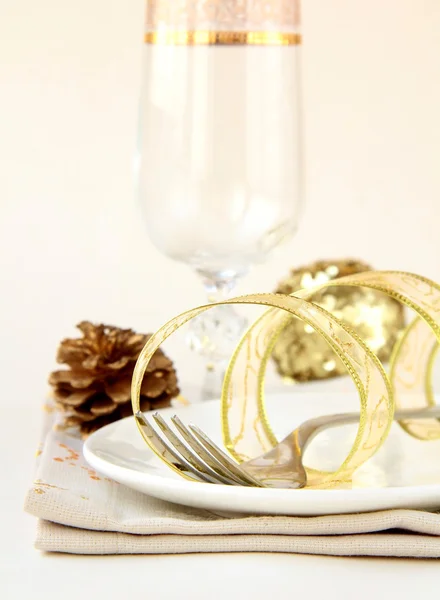 Beautiful and elegant gold place setting for christmas or celebrations — Stock Photo, Image