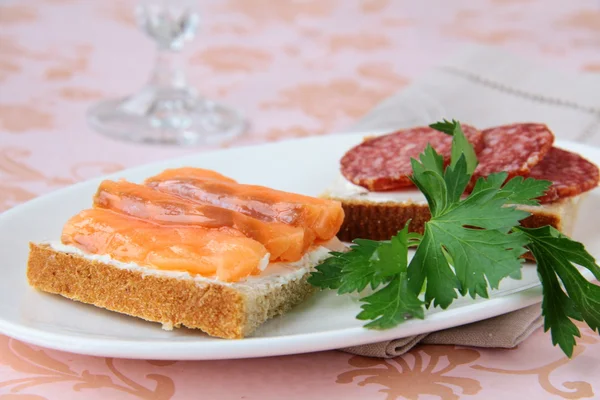 Canape kanapki z łososiem i salami — Zdjęcie stockowe