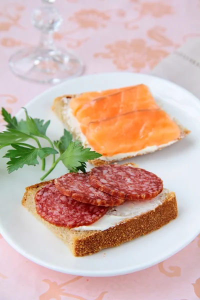 Sanduíches de canapé com salmão e salame — Fotografia de Stock