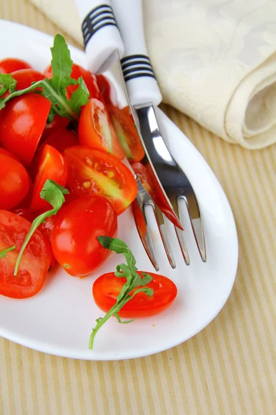Sallad på färska tomater med basilika — Stockfoto