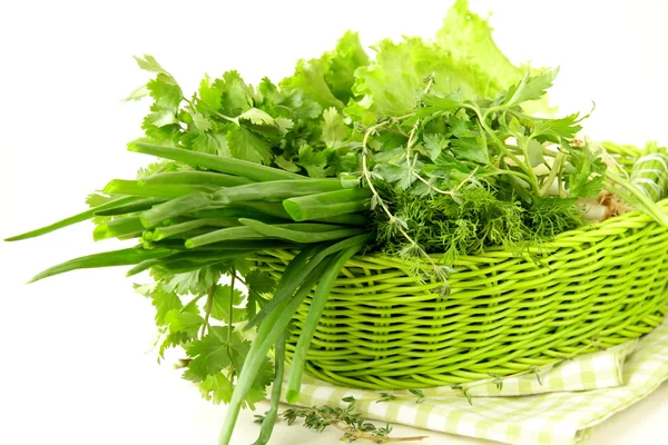 Hierba verde fresca perejil eneldo cebolla hierbas se mezclan en una canasta de mimbre —  Fotos de Stock