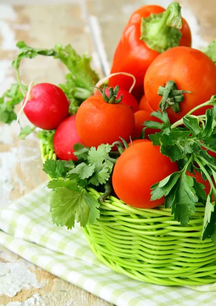 टेबल पर विभिन्न ताजा सब्जियां — स्टॉक फ़ोटो, इमेज