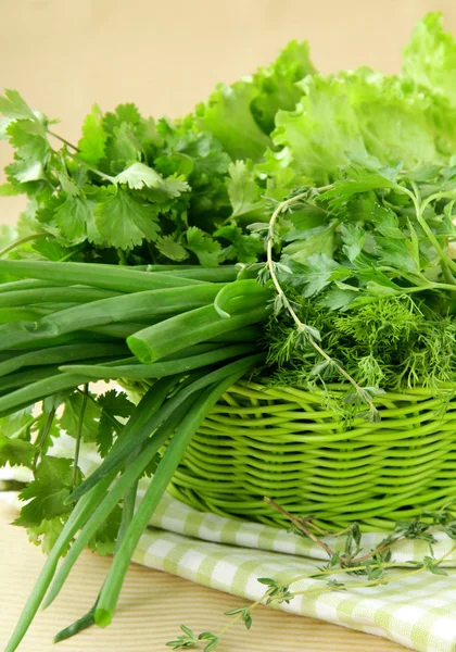 新鲜青草香菜莳萝洋葱草药混合在一个柳条篮子里 — 图库照片